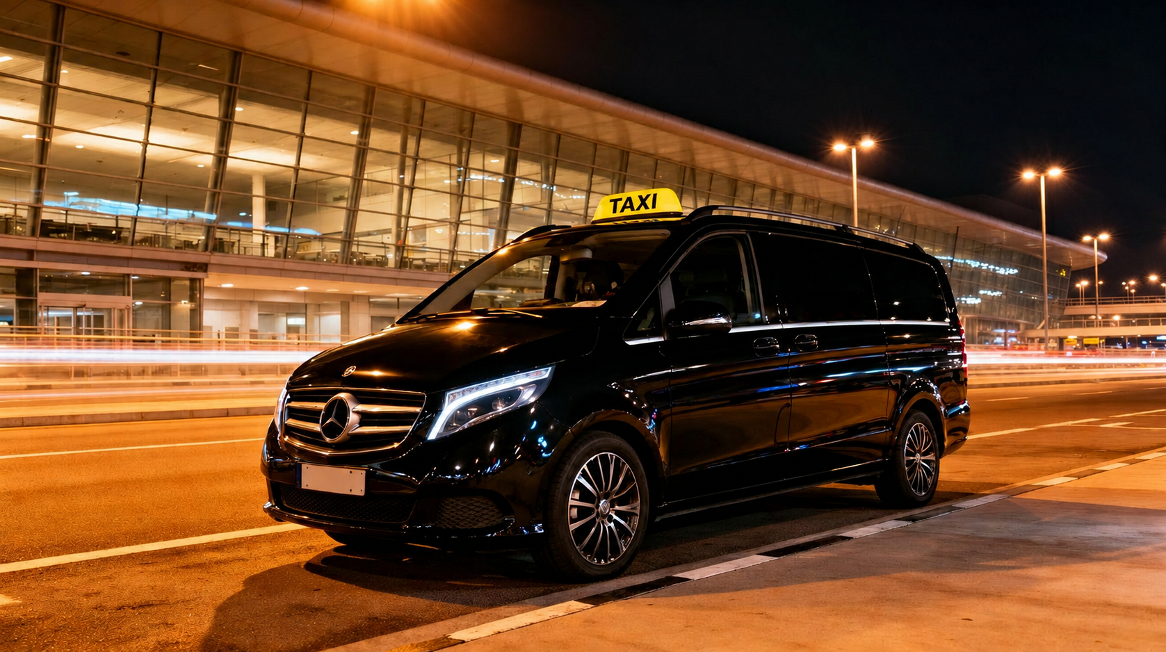Premium Mercedes taxi van van Regio Taxi voor luchthavenvervoer